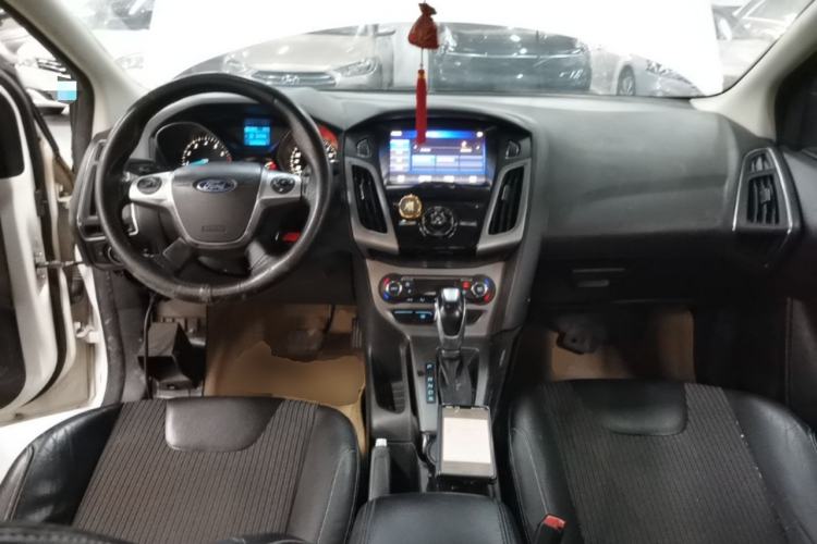 Used Ford Focus 2012 Sedan 1.6L Automatic Fashion Edition Center Console