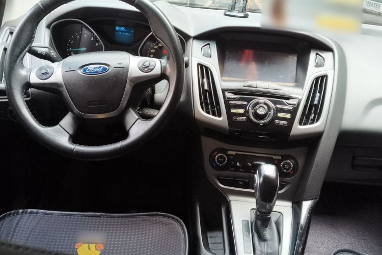 Used Ford Focus 2012 Sedan 1.6L Automatic Fashion Edition Center Console