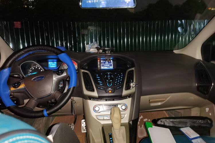 Used Ford Focus 2012 Sedan 1.6L Automatic Fashion Edition Center Console