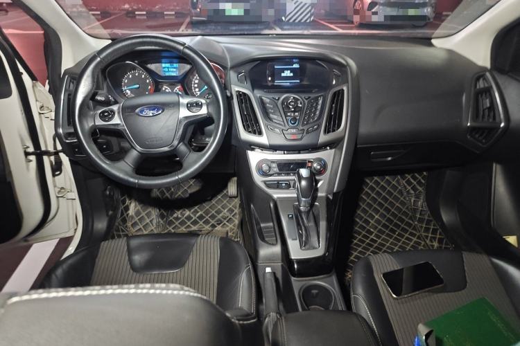 Used Ford Focus 2012 Hatchback 1.6L Automatic Fashion Edition Center Console