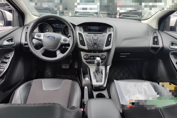Used Ford Focus 2012 Sedan 1.6L Automatic Fashion Edition Center Console