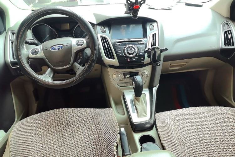 Used Ford Focus 2012 Hatchback 1.6L Automatic Fashion Edition Center Console
