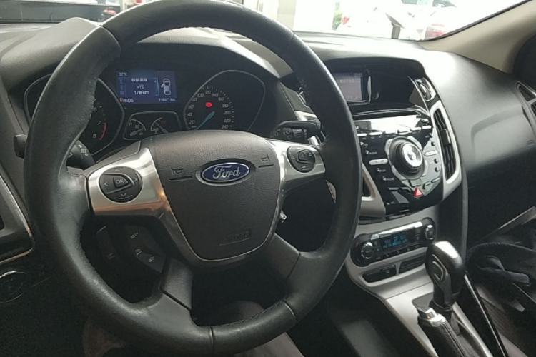 Used Ford Focus 2012 Hatchback 2.0L Automatic Luxury Sport Model Center Console
