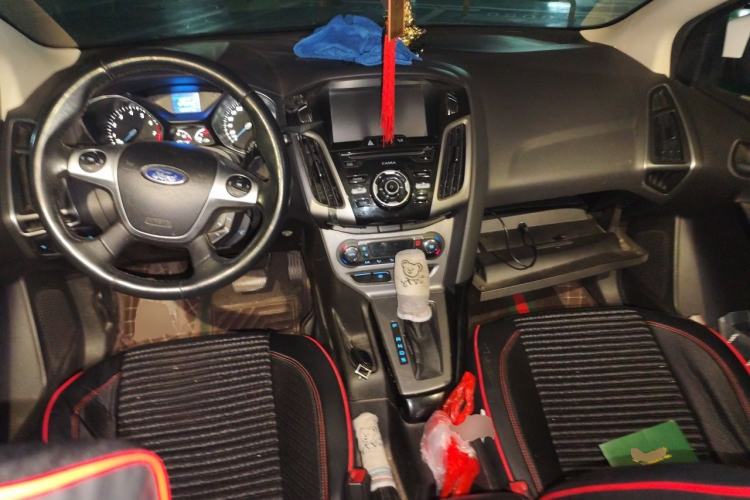 Used Ford Focus 2012 Hatchback 1.6L Automatic Fashion Edition Center Console