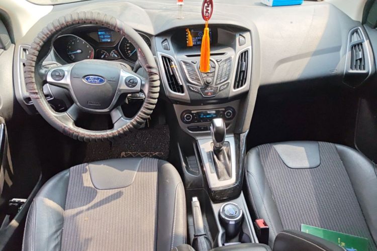 Used Ford Focus 2012 Sedan 1.6L Automatic Fashion Edition Center Console