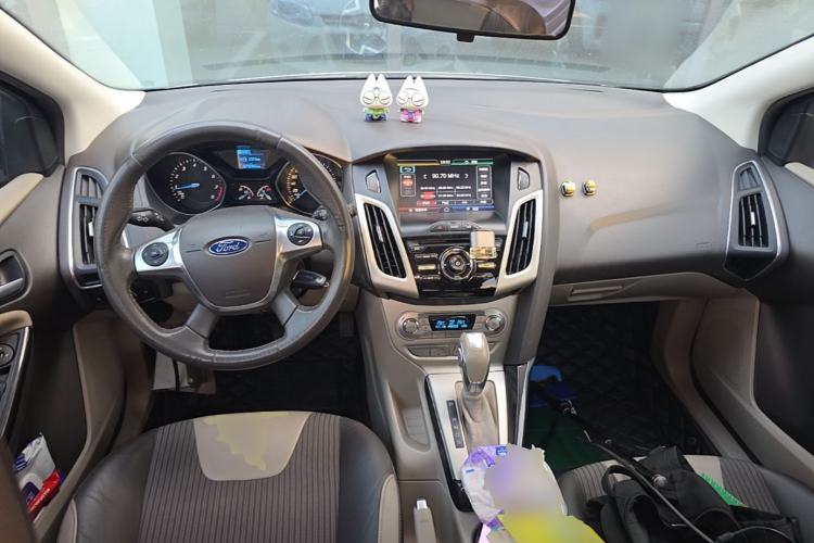 Used Ford Focus 2012 Hatchback 1.6L Automatic Fashion Edition Center Console