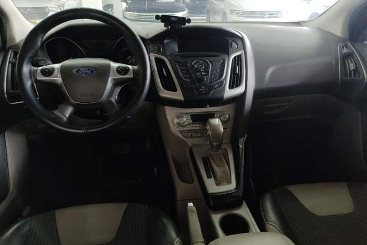 Used Ford Focus 2012 Hatchback 1.6L Automatic Fashion Edition Center Console
