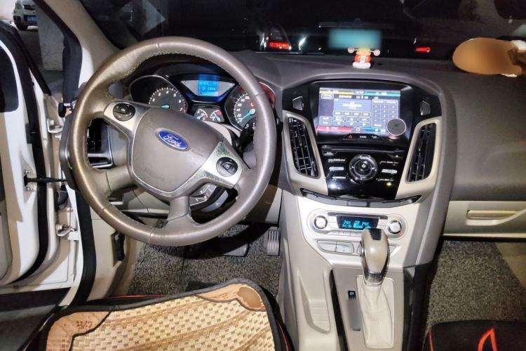 Used Ford Focus 2012 Sedan 1.6L Automatic Fashion Edition Center Console