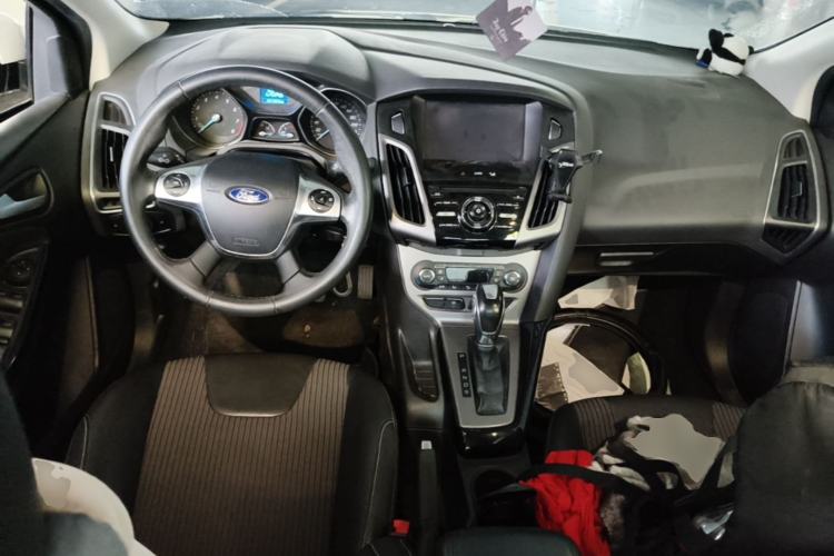 Used Ford Focus 2012 Sedan 1.6L Automatic Fashion Edition Center Console