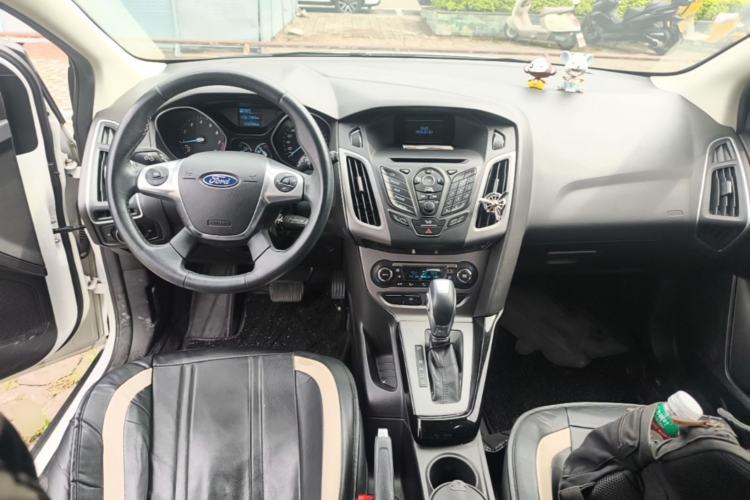 Used Ford Focus 2012 Hatchback 1.6L Automatic Fashion Edition Center Console
