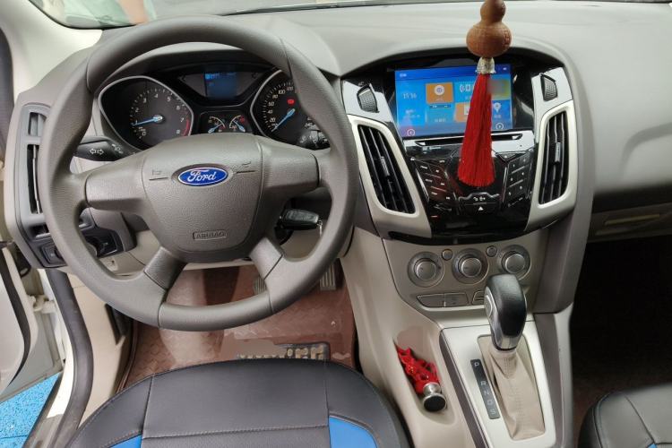 Used Ford Focus 2012 Sedan 1.6L Automatic Comfort Model Center Console