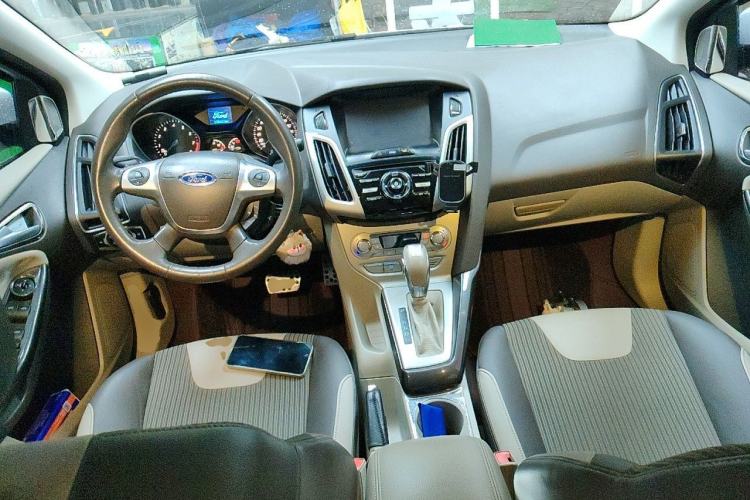 Used Ford Focus 2012 Sedan 1.6L Automatic Fashion Edition Center Console