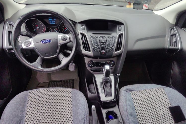 Used Ford Focus 2012 Hatchback 1.6L Automatic Fashion Edition Center Console