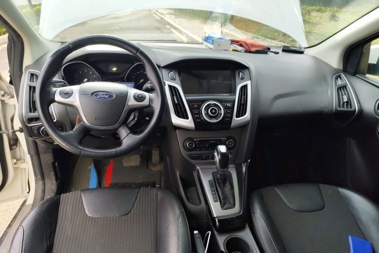 Used Ford Focus 2012 Hatchback 1.6L Automatic Fashion Edition Center Console