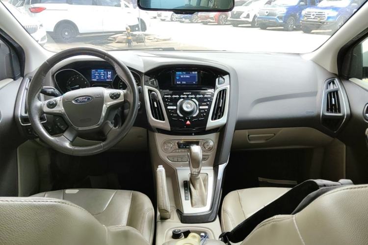 Used Ford Focus 2012 Sedan 2.0L Automatic Flagship Model Center Console
