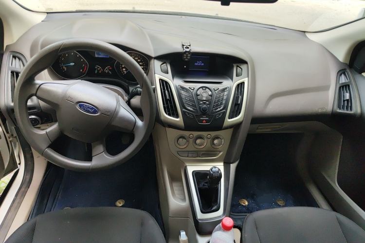 Used Ford Focus 2012 Sedan 1.6L Manual Comfort Model Center Console