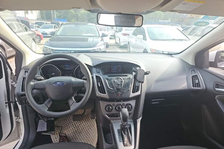 Used Ford Focus 2012 Hatchback 1.6L Automatic Comfort Model Center Console