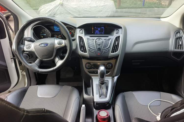 Used Ford Focus 2012 Hatchback 1.6L Automatic Fashion Edition Center Console