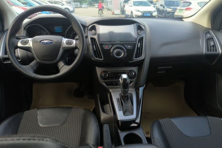 Used Ford Focus 2012 Hatchback 1.6L Automatic Fashion Edition Center Console