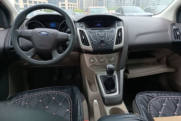 Used Ford Focus 2012 Sedan 1.6L Manual Comfort Model Center Console