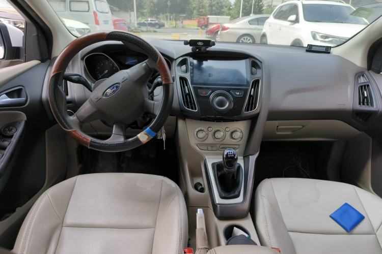 Used Ford Focus 2012 Sedan 1.6L Manual Comfort Model Center Console