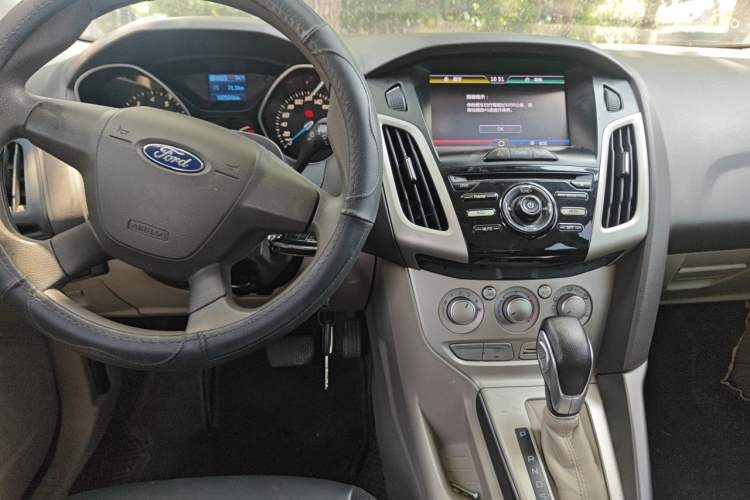 Used Ford Focus 2012 Sedan 1.6L Automatic Comfort Model Center Console
