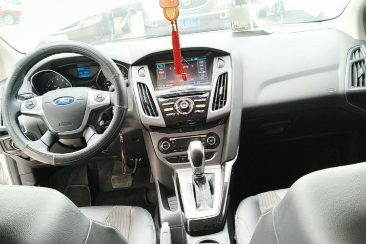 Used Ford Focus 2012 Sedan 1.6L Automatic Fashion Edition Center Console