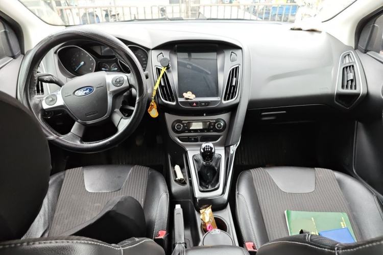 Used Ford Focus 2012 Sedan 1.6L Manual Fashion Edition Center Console