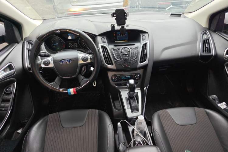 Used Ford Focus 2012 Sedan 1.6L Automatic Fashion Edition Center Console