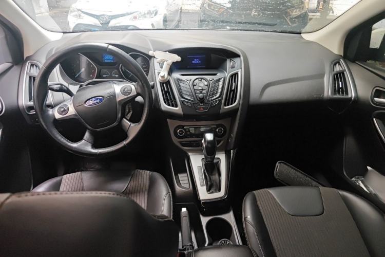 Used Ford Focus 2012 Sedan 1.6L Automatic Fashion Edition Center Console