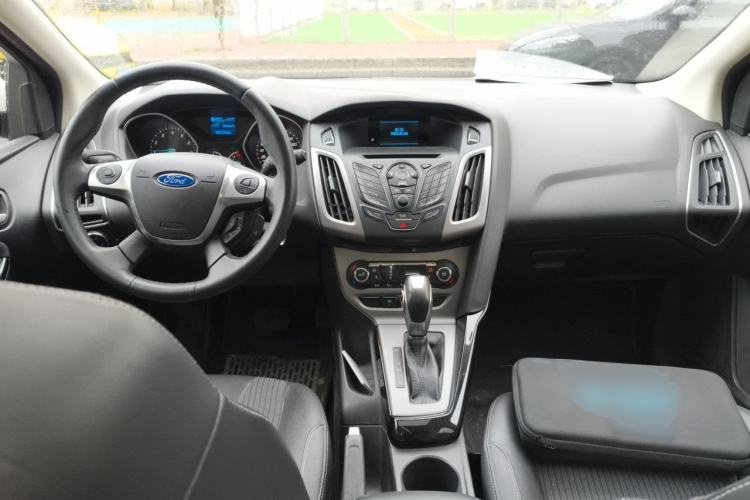 Used Ford Focus 2012 Hatchback 1.6L Automatic Fashion Edition Center Console