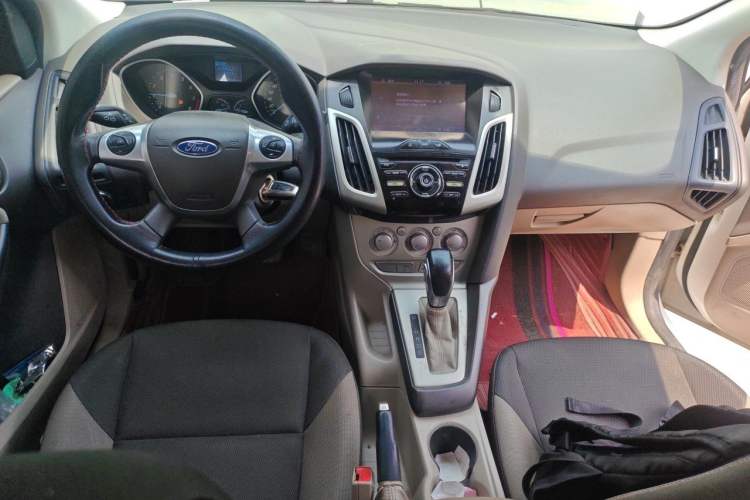 Used Ford Focus 2012 Sedan 1.6L Automatic Comfort Model Center Console