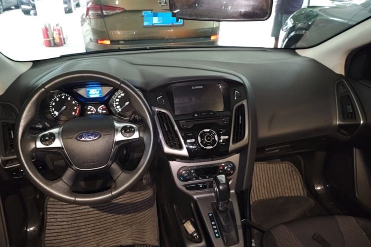 Used Ford Focus 2012 Hatchback 1.6L Automatic Fashion Edition Center Console