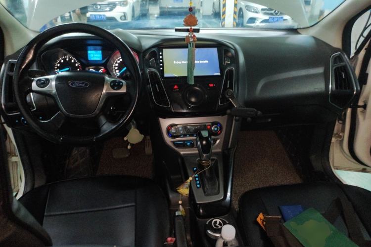 Used Ford Focus 2012 Sedan 1.6L Automatic Fashion Edition Center Console