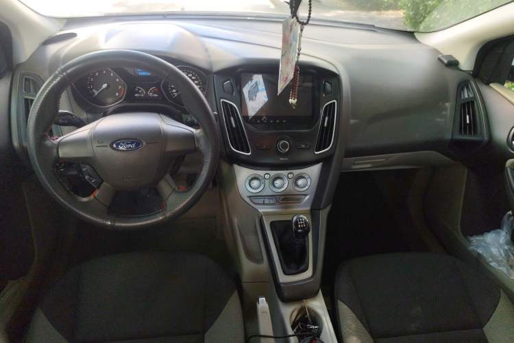 Used Ford Focus 2012 Sedan 1.6L Manual Comfort Model Center Console