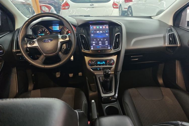 Used Ford Focus 2012 Sedan 1.6L Manual Fashion Edition Center Console
