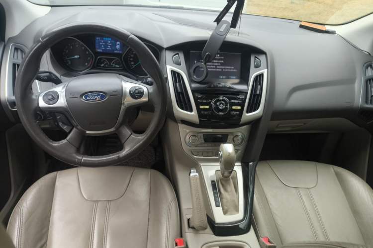 Used Ford Focus 2012 Sedan 2.0L Automatic Flagship Model Center Console