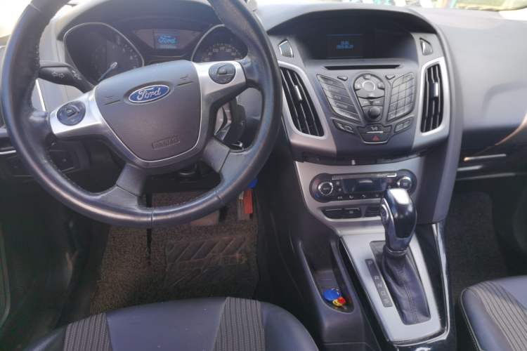 Used Ford Focus 2012 Sedan 1.6L Automatic Fashion Edition Center Console