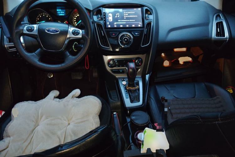 Used Ford Focus 2012 Hatchback 1.6L Automatic Fashion Edition Center Console