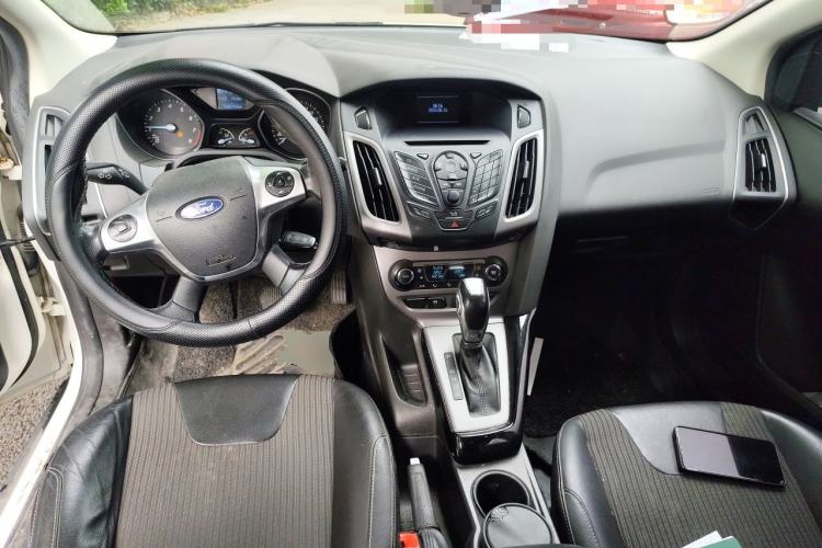 Used Ford Focus 2012 Hatchback 1.6L Automatic Fashion Edition Center Console