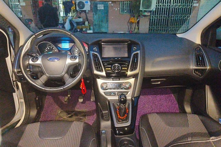Used Ford Focus 2012 Sedan 1.6L Manual Fashion Edition Center Console