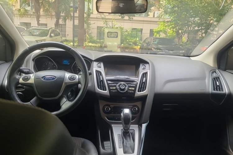 Used Ford Focus 2012 Hatchback 1.6L Automatic Fashion Edition Center Console