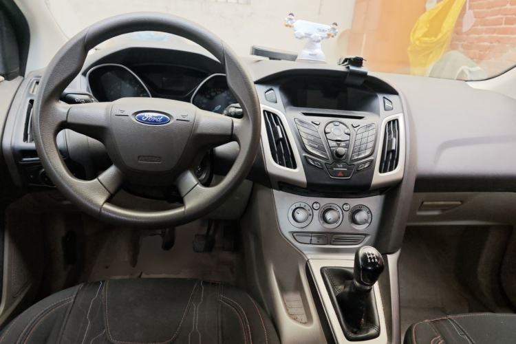 Used Ford Focus 2012 Sedan 1.6L Manual Comfort Model Center Console