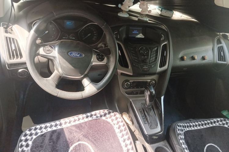 Used Ford Focus 2012 Hatchback 1.6L Automatic Fashion Edition Center Console
