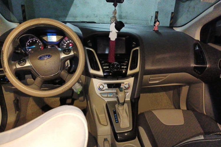 Used Ford Focus 2012 Sedan 1.6L Automatic Fashion Edition Center Console