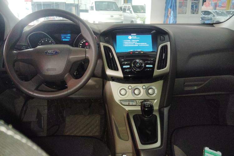 Used Ford Focus 2012 Sedan 1.6L Manual Comfort Model Center Console