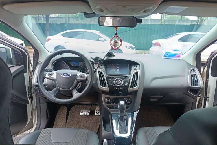 Used Ford Focus 2012 Hatchback 1.6L Automatic Fashion Edition Center Console