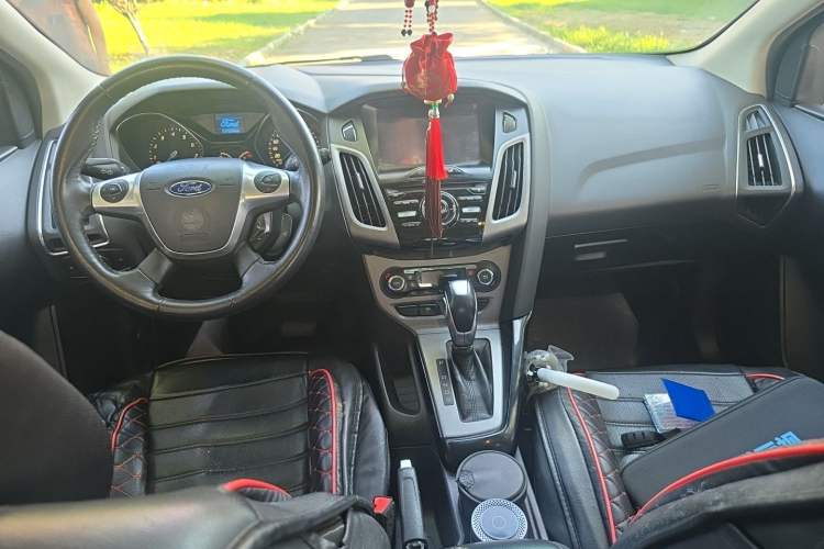 Used Ford Focus 2012 Hatchback 1.6L Automatic Fashion Edition Center Console