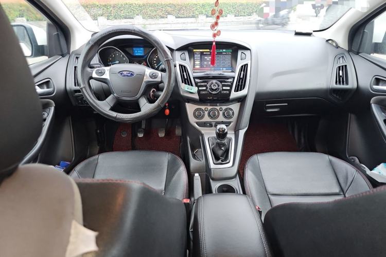 Used Ford Focus 2012 Hatchback 1.6L Manual Comfort Model Center Console