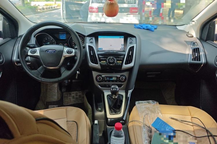 Used Ford Focus 2012 Sedan 1.6L Manual Fashion Edition Center Console
